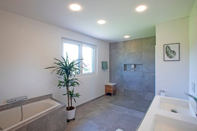 BESTPREIS! Moderne Doppelhaushälfte 5,5 Zimmer und schöner Garten