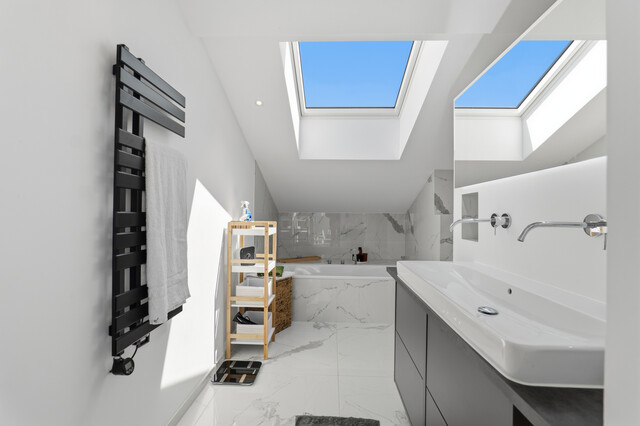 Modernes Reihenmittelhaus mit Seesicht, Pool und Alpenkulisse!