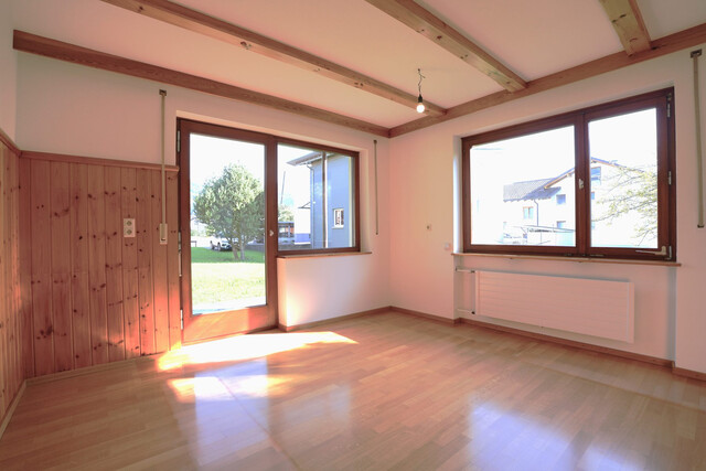 Gepflegtes Einfamilienhaus mit großem Garten, Terrasse und Garage