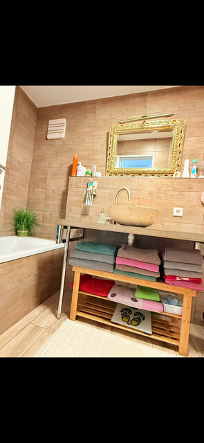 Renoviertes Dachgeschoss Wohnung mit Natursteinwände und Retrostilem Laminatboden, große Panoramaterasse mit atemberaubendem Bergaussicht. 