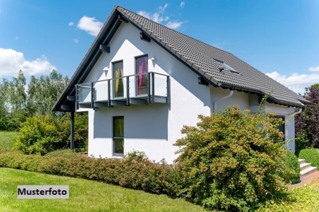 Freistehendes achteckiges Einfamilienhaus mit Carport