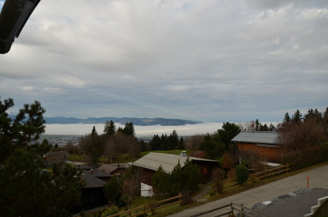 Über der Nebelgrenze von Dornbirn steht ein Ferienhaus zum Verkauf