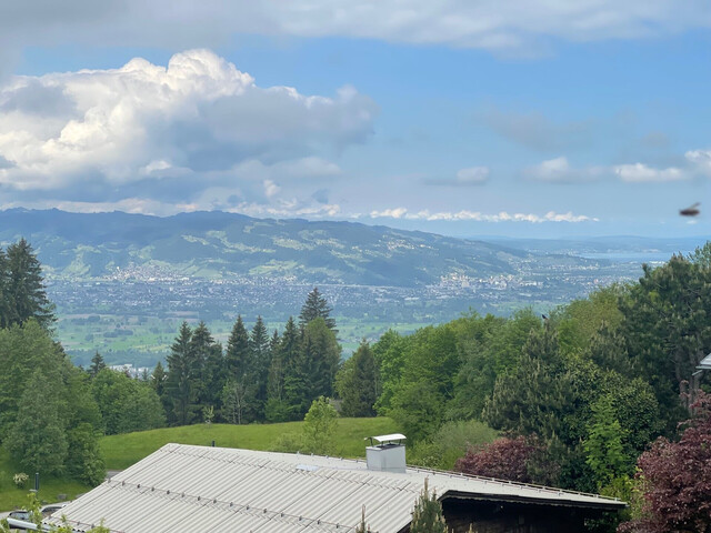 Über der Nebelgrenze von Dornbirn steht ein Ferienhaus zum Verkauf