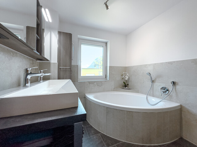 Charmante und gut geschnittene 4-Zimmer-Wohnung mit Tiefgaragenplatz in Mäder