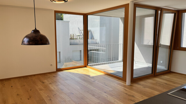 Exklusive 2-Zimmerwohnung mit Penthouse-Flair, großer Terrasse und Loggia, in Grenznähe