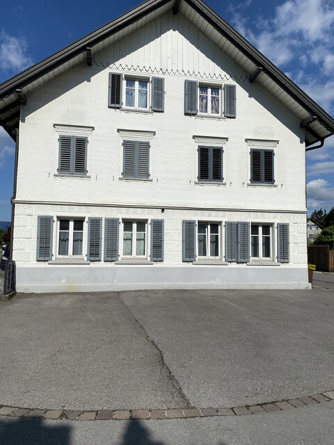 Charmantes Investorenobjekt mit 14 Parkplätzen, 10 m² Balkon, 200 m² Garten und großzügigem Dachboden
