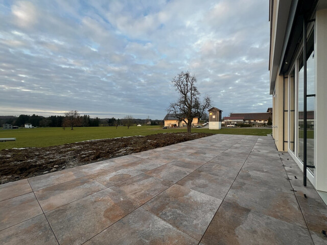 Neubau Mietwohnung & sofort beziehbar: Hochwertige 3-Zimmer-Gartenwohnung mit großer Terrasse!