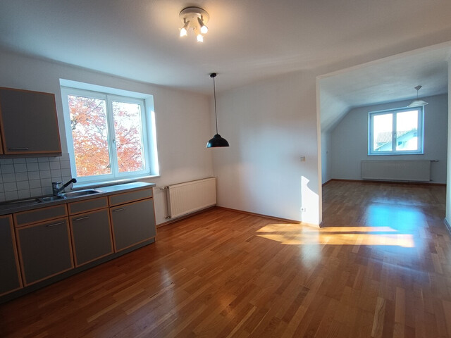 Charmante 3-Zimmer-Dachgeschosswohnung mit Ausblick auf den Gebhardsberg