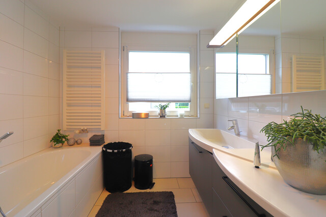 Feldkirch-Altenstadt: äußerst gepflegte Wohnung mit geräumiger Terrasse und 2 Tiefgaragen-Plätzen