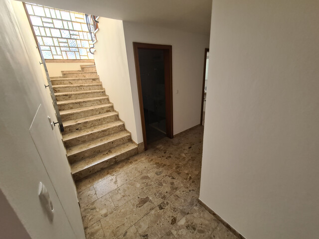 Zu vermieten:  Einfamilienhaus mit Garage, Garten, Terrasse und Keller.