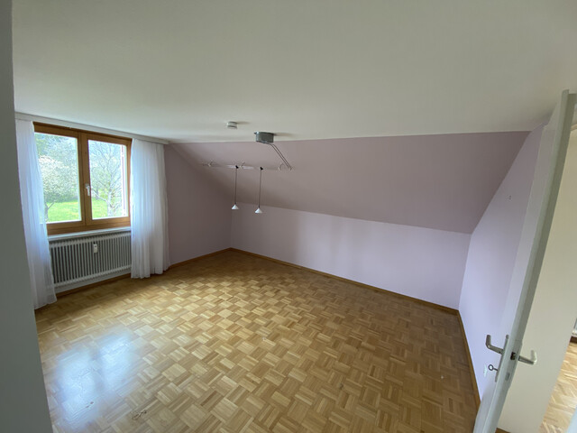 Dachgeschoßwohnung mit 3 Zimmern, Parkplatz, Keller und Fahrradabstellraum