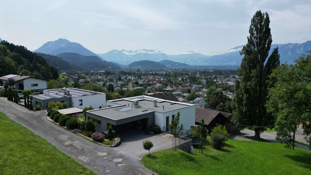 Sonniges Hanggrundstück in Muntlix –  Ruhe & Panorama inklusive