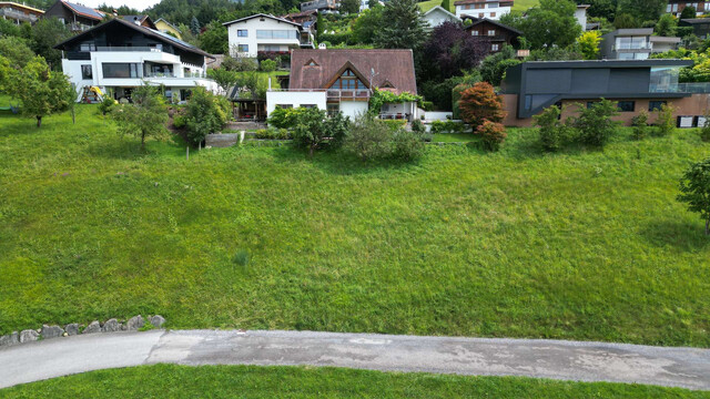 Sonniges Hanggrundstück in Muntlix –  Ruhe & Panorama inklusive