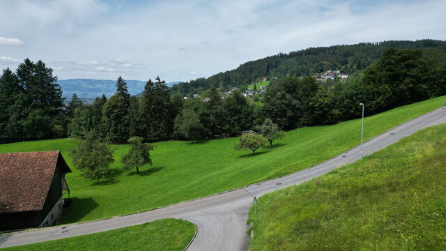 Sonniges Hanggrundstück in Muntlix –  Ruhe & Panorama inklusive