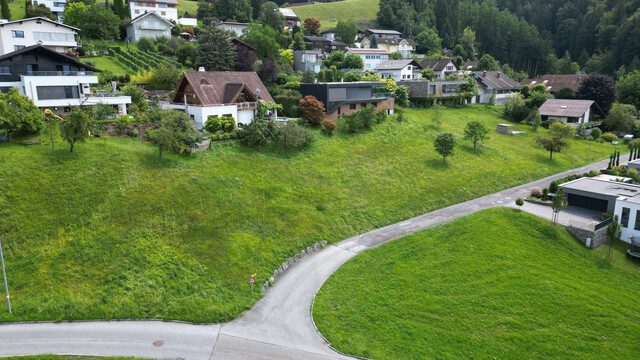 Sonniges Hanggrundstück in Muntlix –  Ruhe & Panorama inklusive
