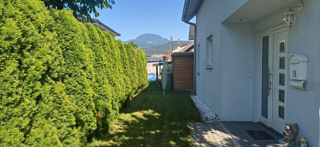 Gepflegtes massiv errichtetes Einfamilienhaus in zentraler Lage von Gisingen zu verkaufen! Familien willkommen!