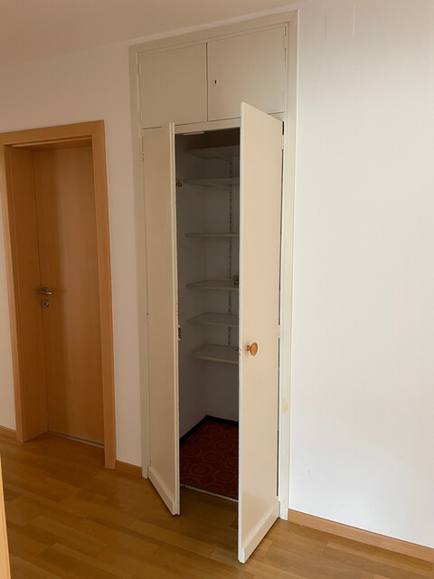 geräumige, helle   4 Zimmer Wohnung   mit separater Küche, Balkon, großes Bad