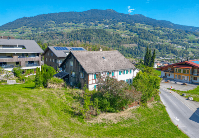 Zwischen Bergen und Tradition – Grundstück mit Altbestand in Tschagguns