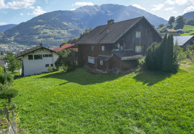 Zwischen Bergen und Tradition – Grundstück mit Altbestand in Tschagguns