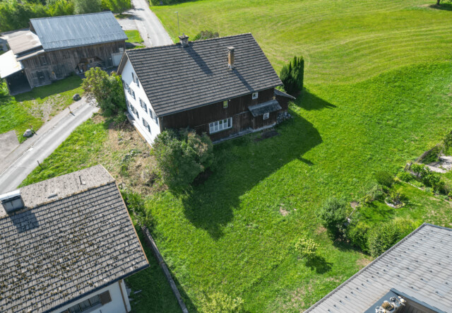 Zwischen Bergen und Tradition – Grundstück mit Altbestand in Tschagguns