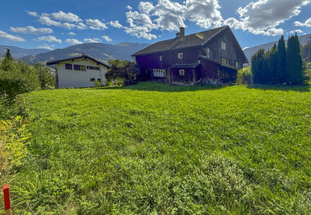 Zwischen Bergen und Tradition – Grundstück mit Altbestand in Tschagguns