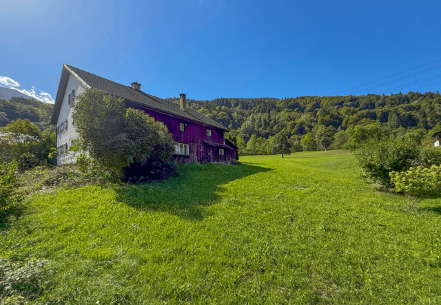 Zwischen Bergen und Tradition – Grundstück mit Altbestand in Tschagguns