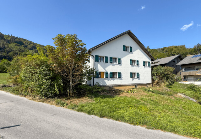 Zwischen Bergen und Tradition – Grundstück mit Altbestand in Tschagguns