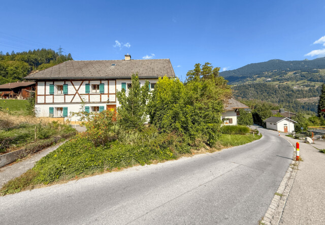 Zwischen Bergen und Tradition – Grundstück mit Altbestand in Tschagguns