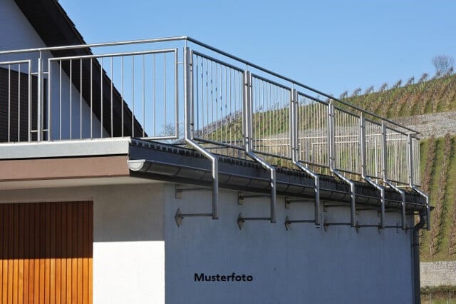 Einfamilienhaus mit unterkellerter Terrasse und Carport