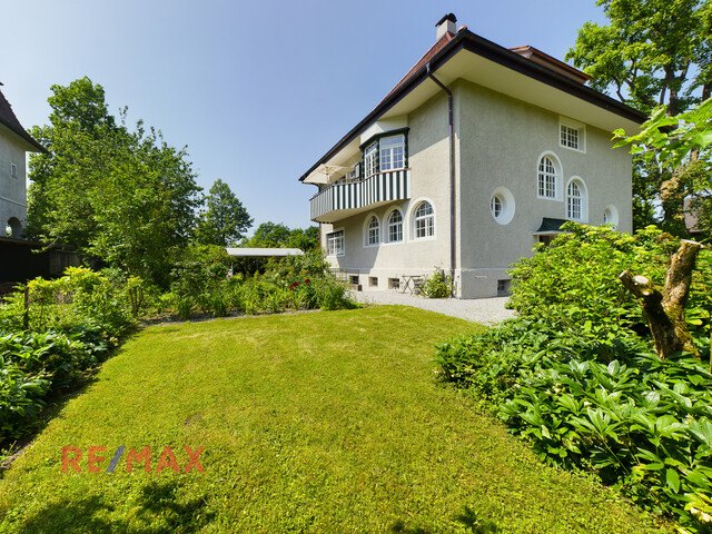 Ästhetische Villa am Stadtrand mit Park