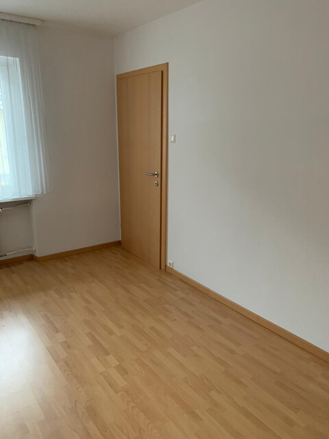 geräumige, helle   4 Zimmer Wohnung   mit separater Küche, Balkon, großes Bad