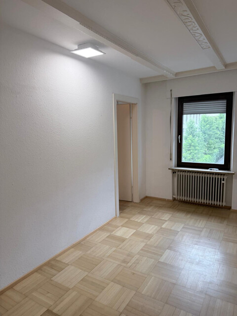 Schöne, helle & neu renovierte, Teimöblierte 3,5 Zimmer Wohnung
