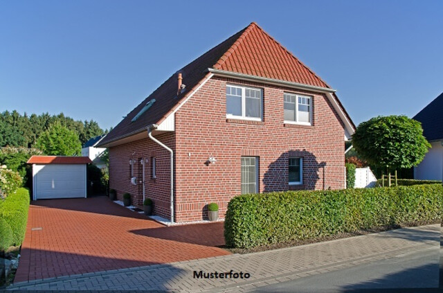 Exklusives Einfamilienhaus mit Terrasse, Pool und Doppelgarage - top gepflegt