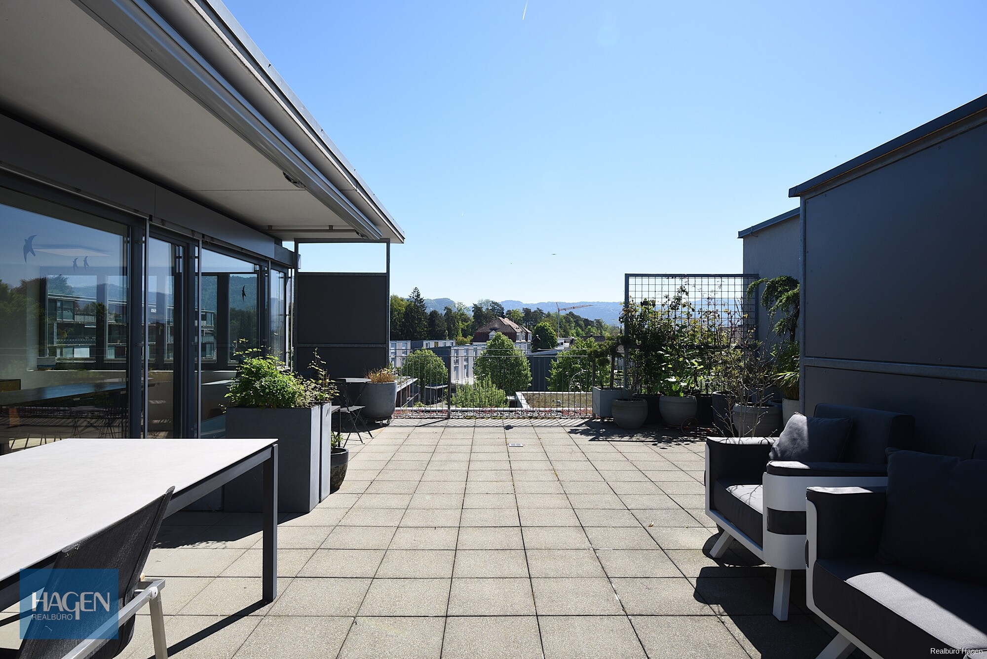 Seenahe Dachgeschossresidenz mit Panorama & Privatsphäre in Hard