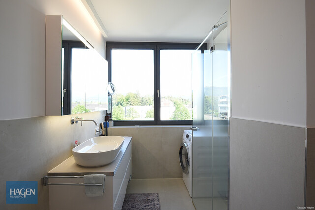 Seenahe Dachgeschossresidenz mit Panorama & Privatsphäre in Hard
