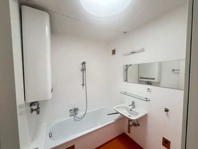 56m2, 2-Zimmer-Wohlfühlwohnung, provisionsfrei, renoviert für Single oder Paar, Balkonblick zur Karrenseilbahn...