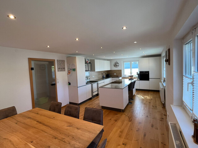 Großzügiges Wohnhaus mit Einliegerwohnung, großem Garten und schöner Aussicht in ruhiger Lage von Tosters-Hub