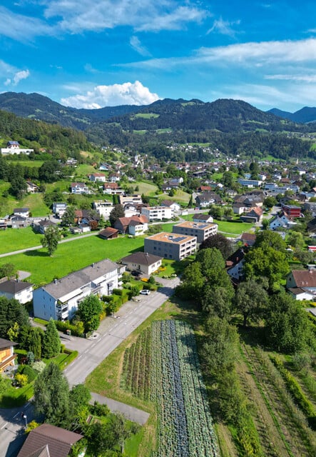 Interessante Kapitalanlage - gepflegtes Einfamilienhaus
in ruhiger Lage mit Wohnrecht