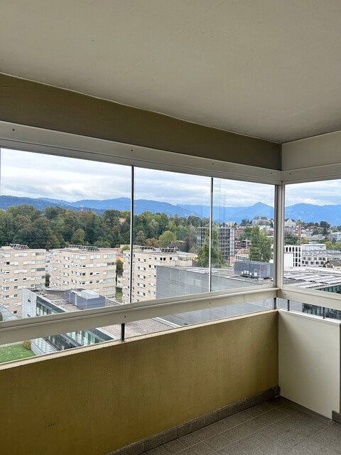 Sanierte 2-Zimmer-Wohnung mit 2 verglasten Balkonen und toller Aussicht