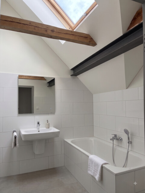 Historischer Flair trifft moderne – Stilvolle, neue Dachgeschoß Wohnung