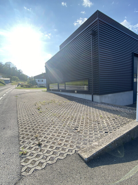 Werkstatt. - Lagerhalle mit Büro und WC zu vermieten/kaufen
