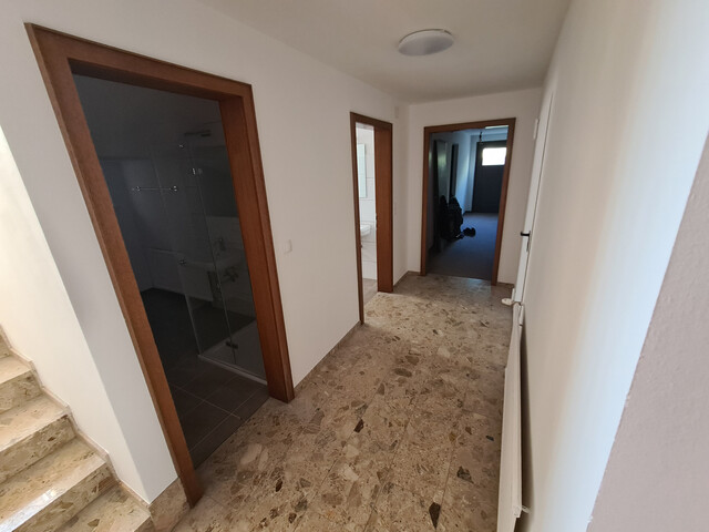 Zu vermieten:  Einfamilienhaus mit Garage, Garten, Terrasse und Keller.