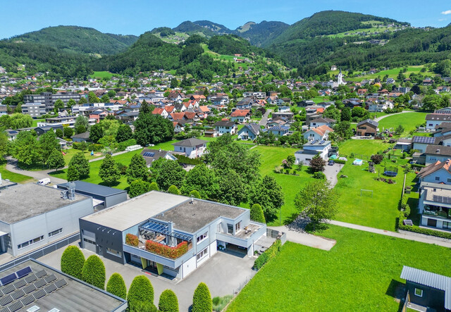Betriebsgebäude mit Halle, Büro und eleganter Penthousewohnung