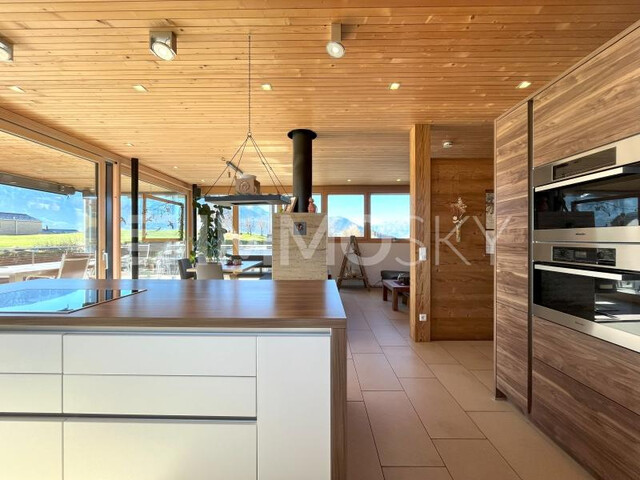 Exklusive Penthouse-Wohnung mit integriertem Geschäftshaus in Röns.