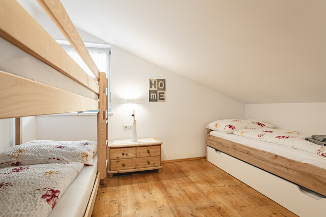 Ferienhaus mit 4 separaten Apartments in Klösterle am Alrberg