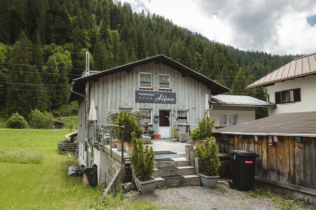 Ferienhaus mit 4 separaten Apartments in Klösterle am Alrberg