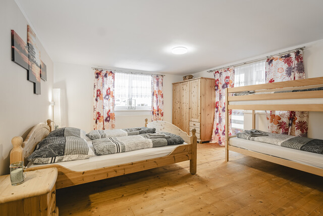 Ferienhaus mit 4 separaten Apartments in Klösterle am Alrberg