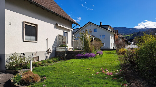Älteres Haus mit großem, sehr schönem Grundstück in Dornbirn / Hatlerdorf