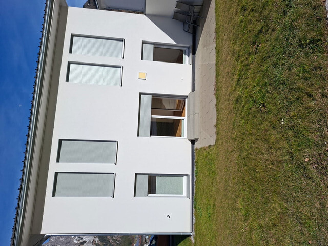 Geräumiges Haus mit Garage, Parkplatz und 27 m² großer Terrasse in Top-Lage!