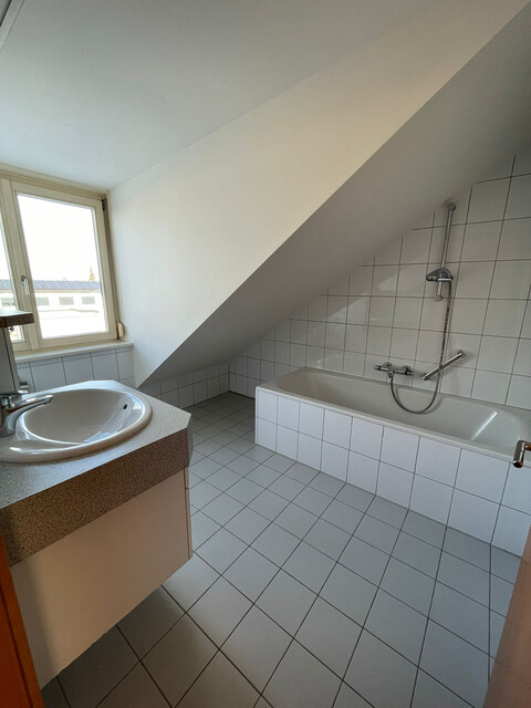 2 Stöckige Dachwohnung mit großer Terrasse in Altbau - Charmante Mietwohnung in Top-Lage!